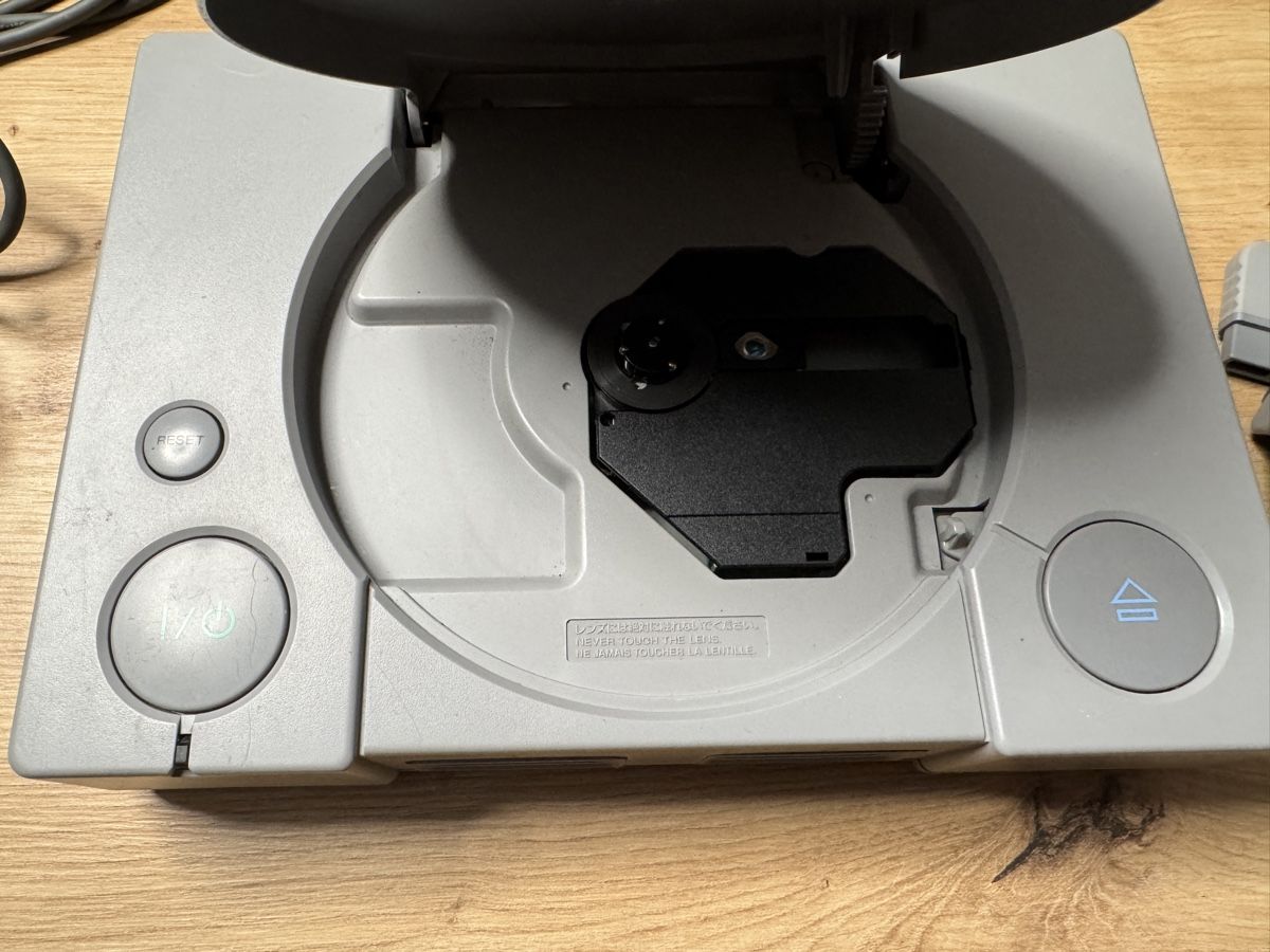 Sony Console: Originale Sony Playstation 1 mit 2 Controller, Top Zustand! – Usato da Biberist venduto da etesummer 2