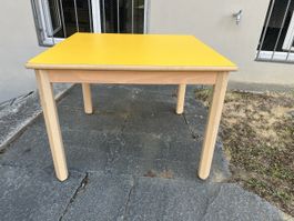 Kindertisch Holz mit gelber Platte – Spieltisch/Basteltisch