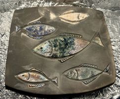 Beau plat céramique Raku décors poissons émaux irisés