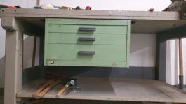 Massive Holzwerkbank mit Schraubstock