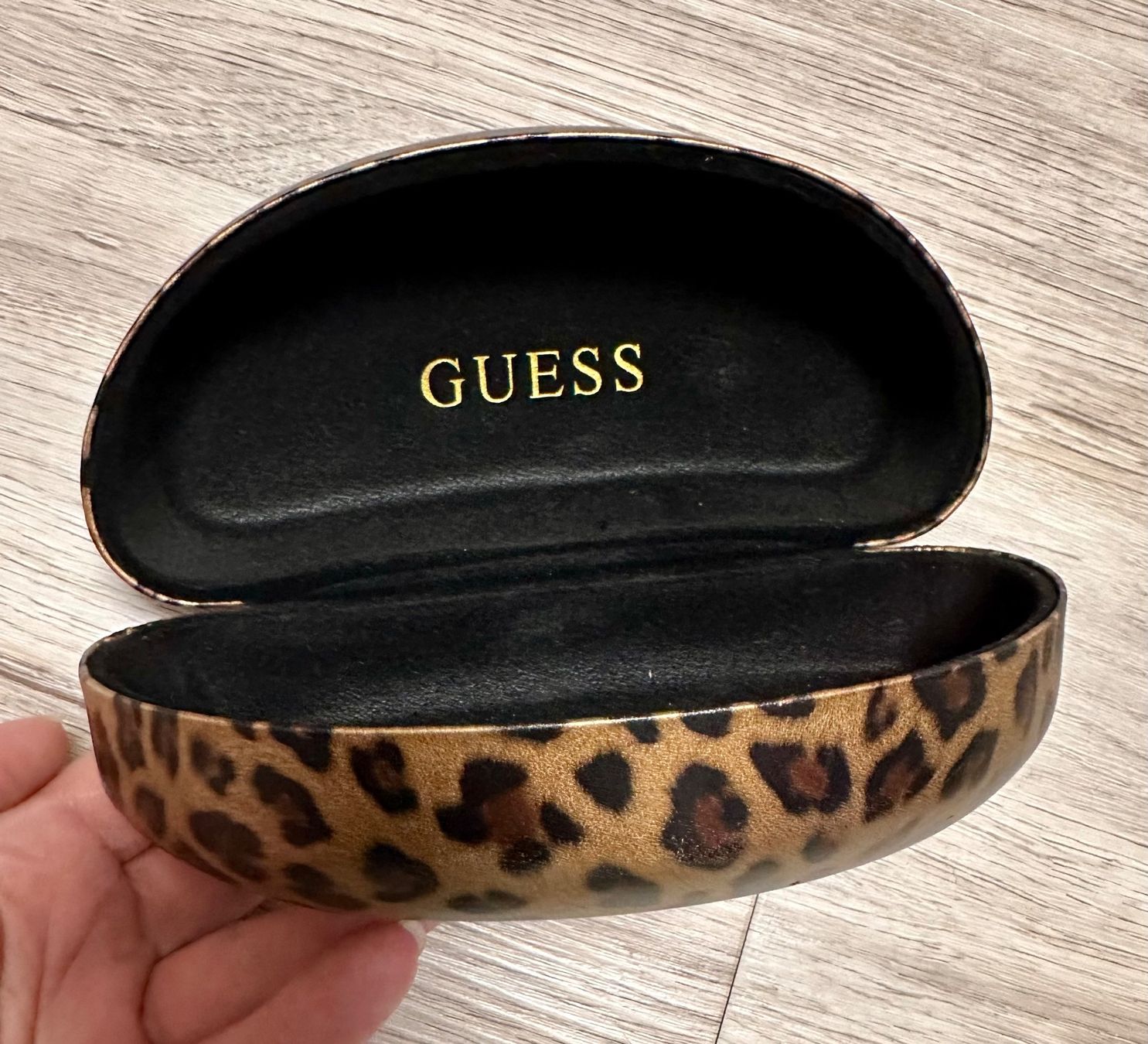 Guess Altro in  Abbigliamento & Accessori: GUESS Vikky Brillenetui Leopard gross – Usato da Rickenbach b. Wil venduto da sunneschii_ 1