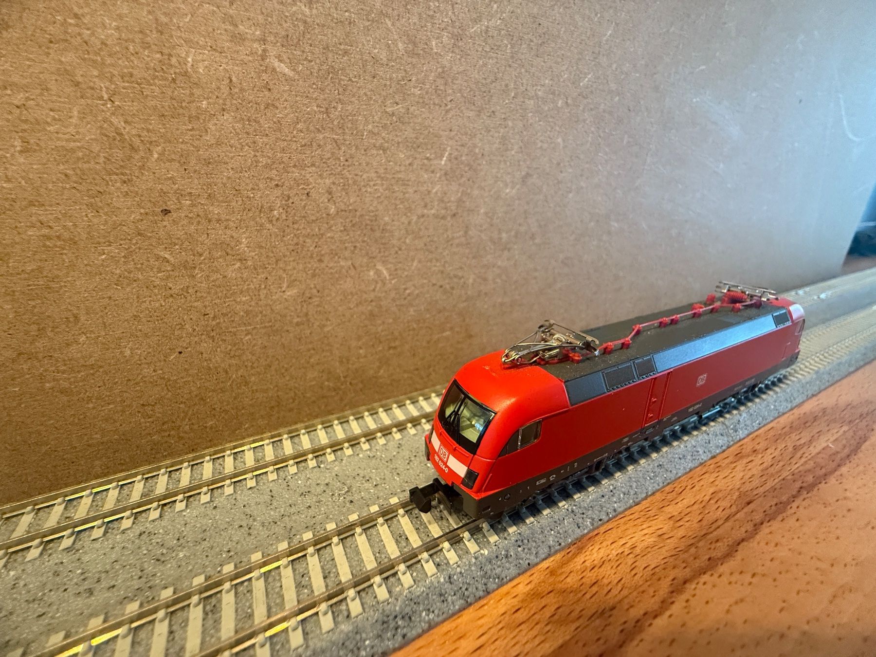 Trix Modelleisenbahnen: Minitrix Elektrolok Taurus BR 182, Rot/Grau – Defekt aus Diemtigen von Mpsj4 1