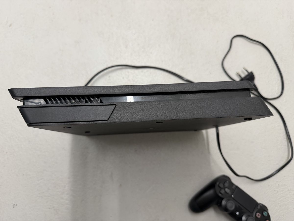 Sony Console: Sony PlayStation 4 Konsole schwarz mit einem Controller – Usato da Zürich venduto da Privat_13 3