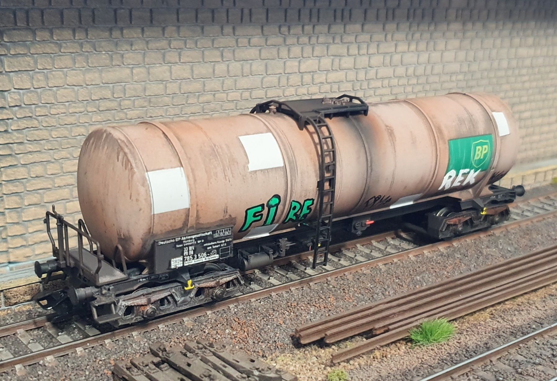 Märklin Modellini di ferrovie: WAGON CITERNE BP, DB, MARKLIN, PATINE + GRAFFITIS – Usato da Loveresse venduto da FIFILOULOU