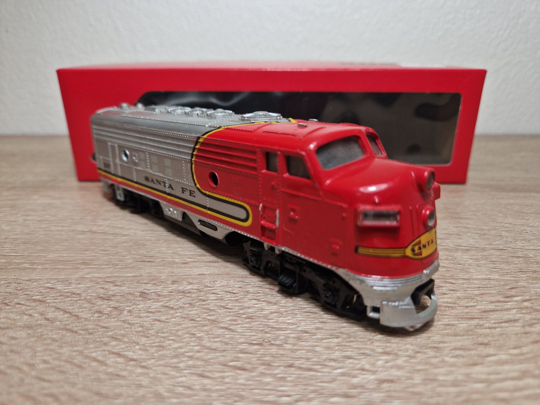 Modellini di ferrovie: Bachmann Diesellok Santa Fe H0 – Usato da St-Aubin-Sauges venduto da tantome 2