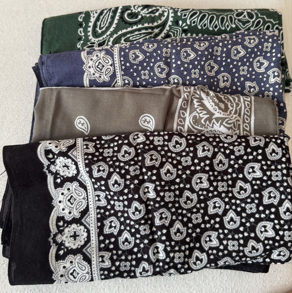 Foulards, Tücher & Schals: Glarnertüchli, 4 Stück – Gebraucht aus Gümligen von morticiaaddams