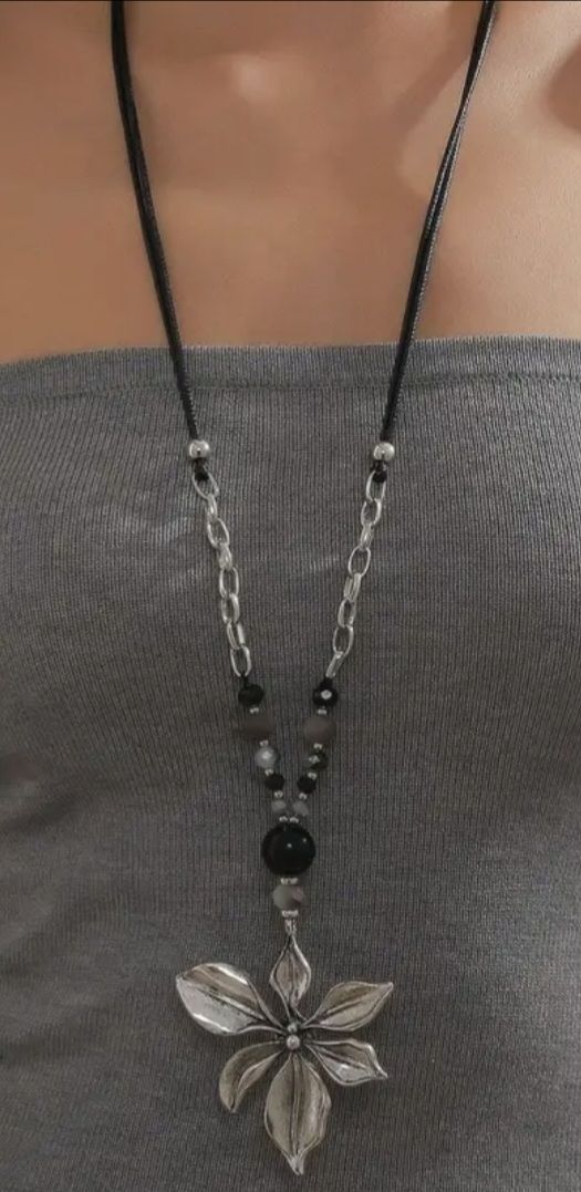 Catenine: Collana lunga con ciondolo fiore argento e perle nere – Nuovo (secondo la descrizione) da Giubiasco venduto da Stefaniav