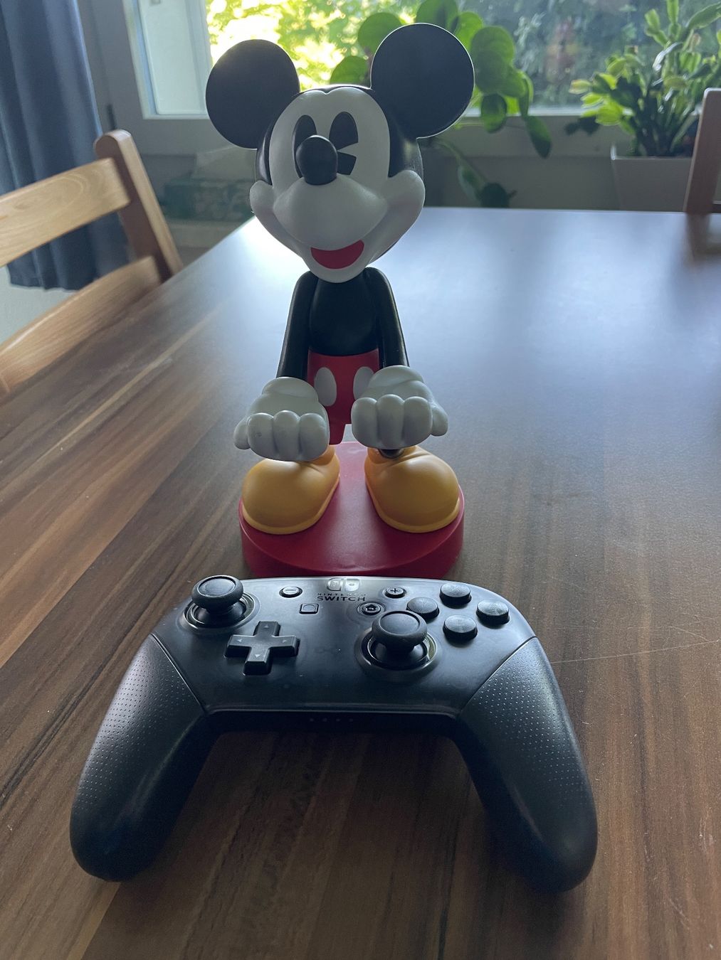 Nintendo Controller: Nintendo Switch Pro Controller + Mickey Mouse Halter – Usato da Gattikon venduto da Sunfloor 3