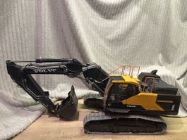 Volvo EC380EL Bagger 1:14 mit vielen Anbaugeräten