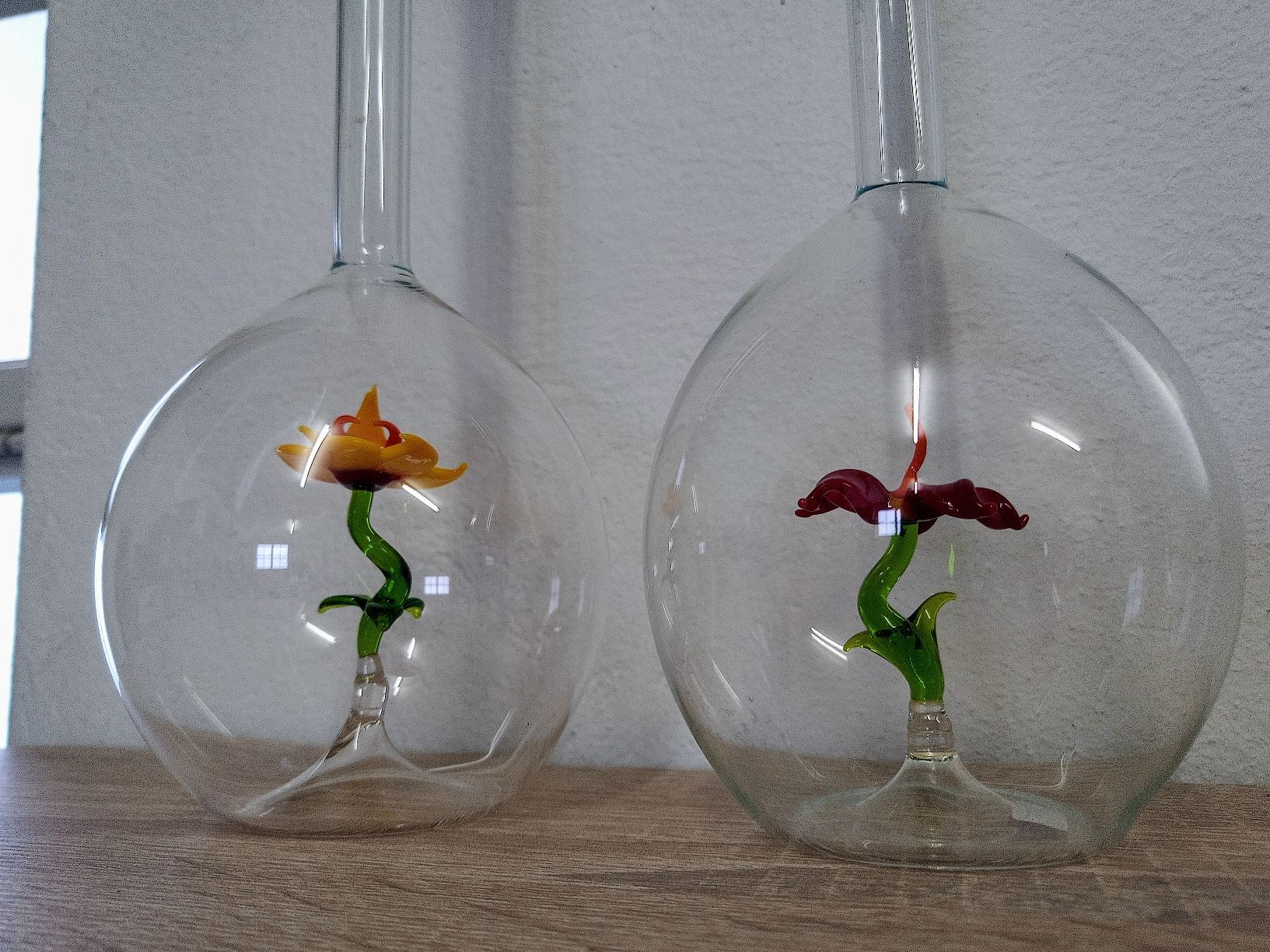 Apparecchiature e tecnologia a gas: 2 Glasflaschen mit Glasblumen - Deko Flaschen Blumen – Usato da Reiden venduto da Zofi-Brocki 2