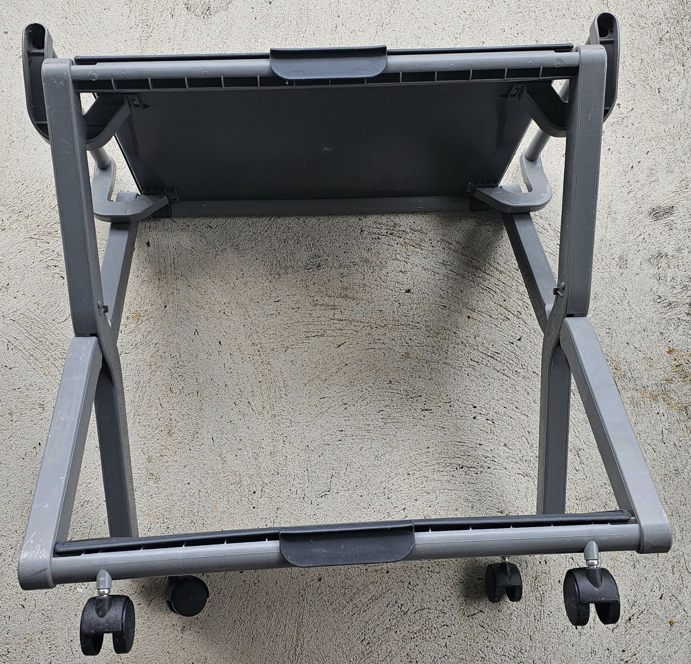 Regale: Chariot de service pliable sur roulettes – Gebraucht aus Court von Jovi2 1