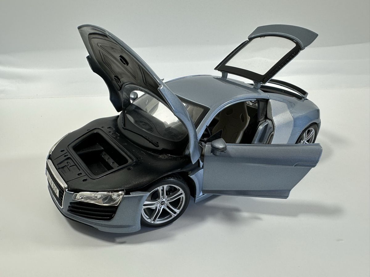 Maisto Modellautos: Audi R8 1:18, blau-silber, MAISTO – Gebraucht aus Zofingen von rf9_x2xt 8