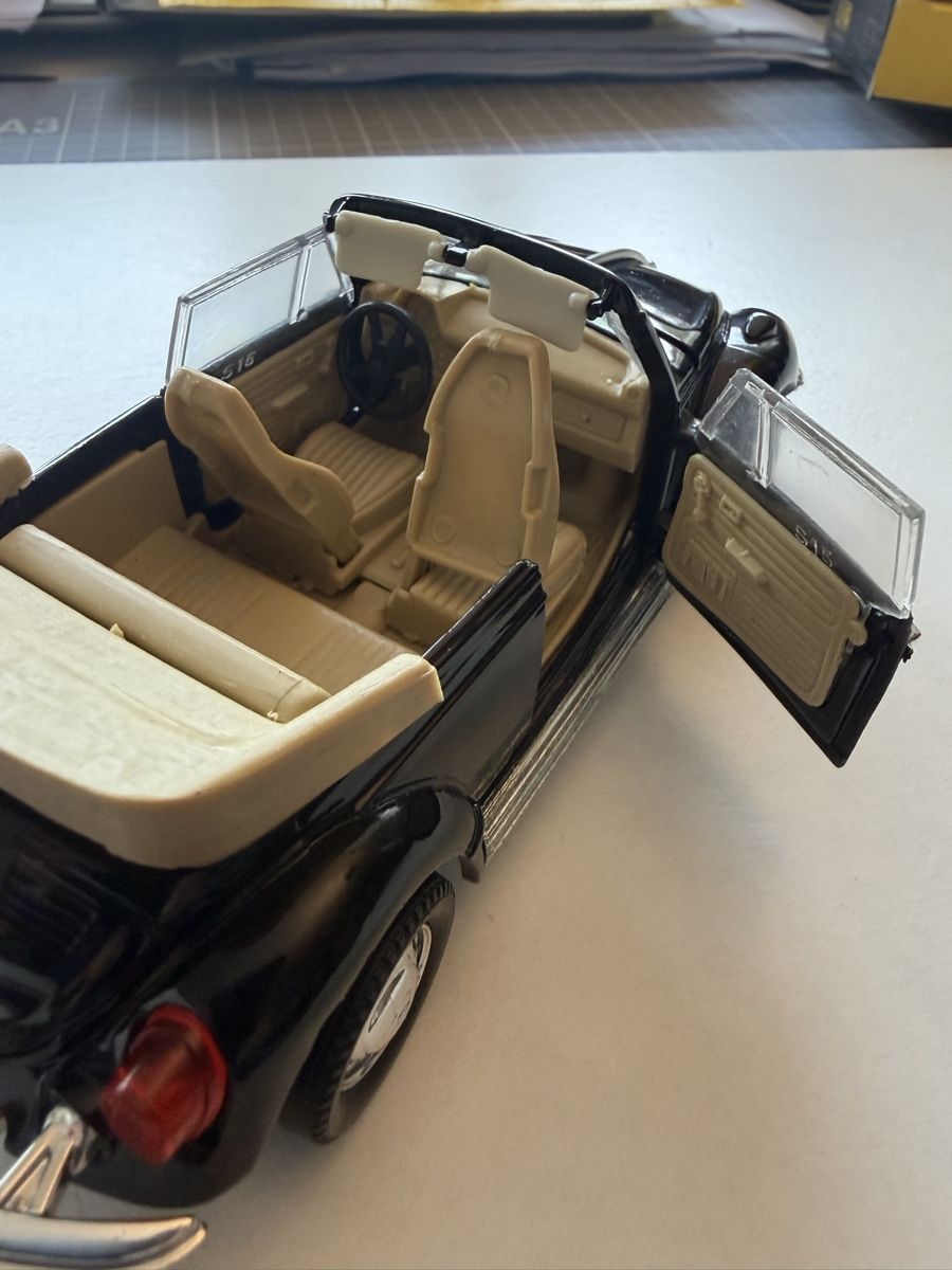 Volkswagen Modellini d'auto: Modellauto VW Käfer Kabrio schwarz 1 : 25 – Usato da Dagmersellen venduto da Merenz 2