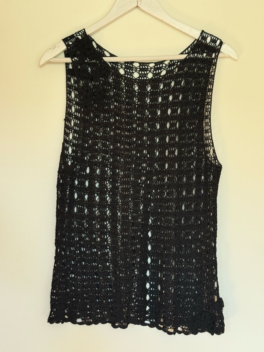 Top: Black crocheted sleeveless top size M-L  – Usato da Turbenthal venduto da elizameise 1