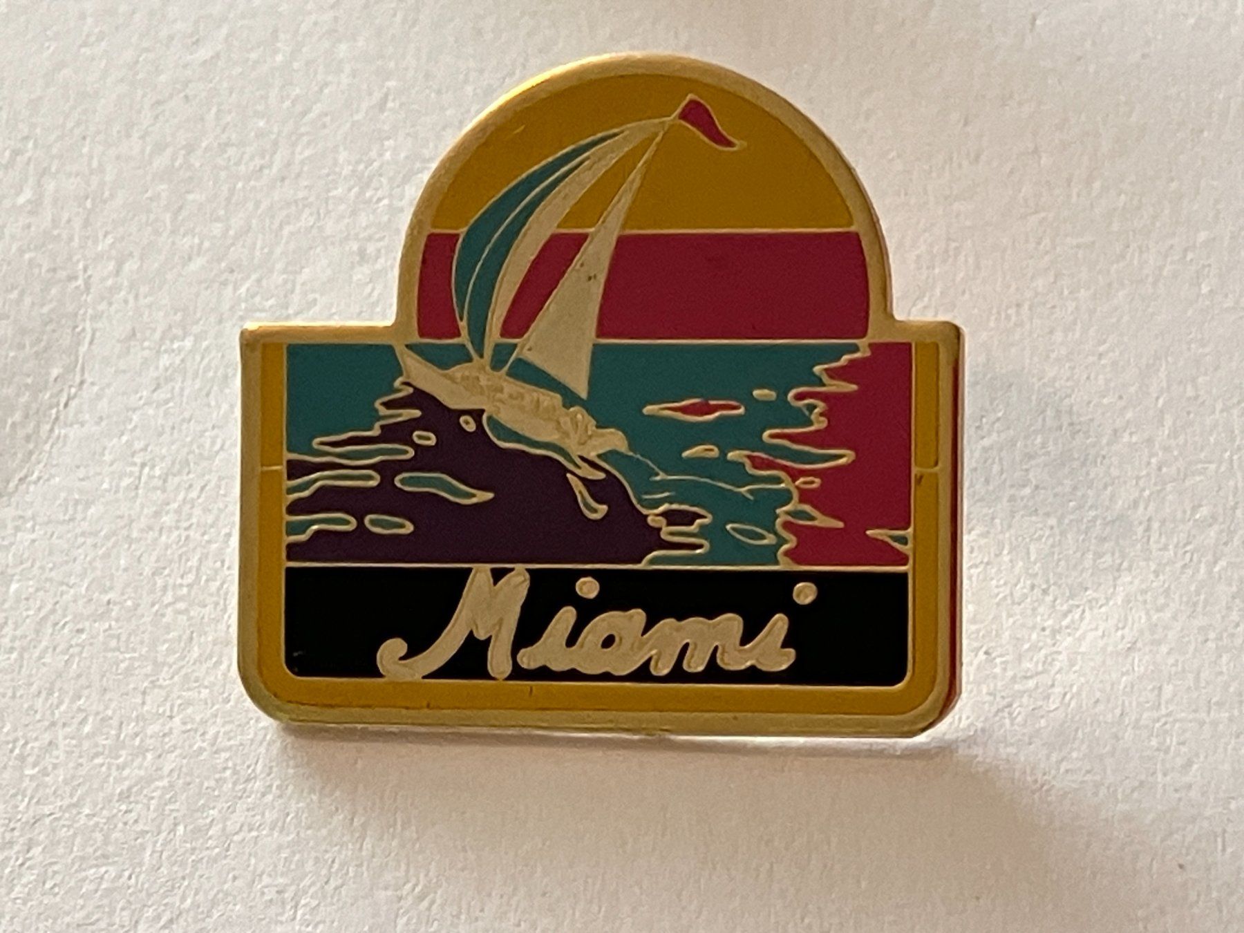 Placchette & Badge: 1 Pin Miami – Usato da Basel venduto da djwwpp