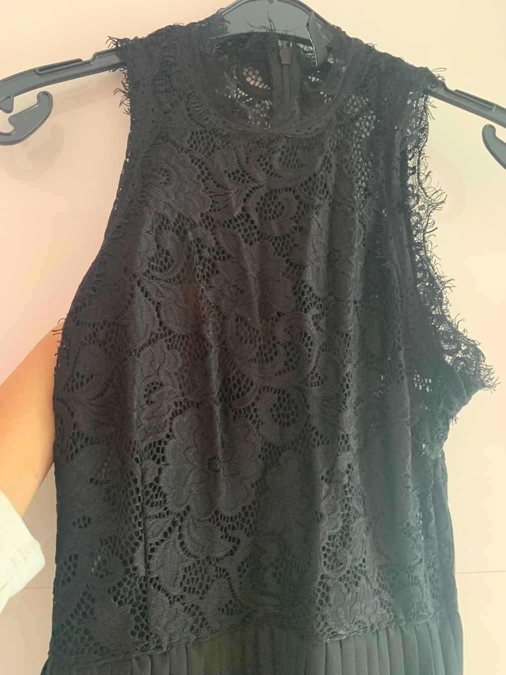 H&M Vestiti: Schwarzes Plissekleid mit Spitzendetail – Usato da Triengen venduto da nes_l8cj 2