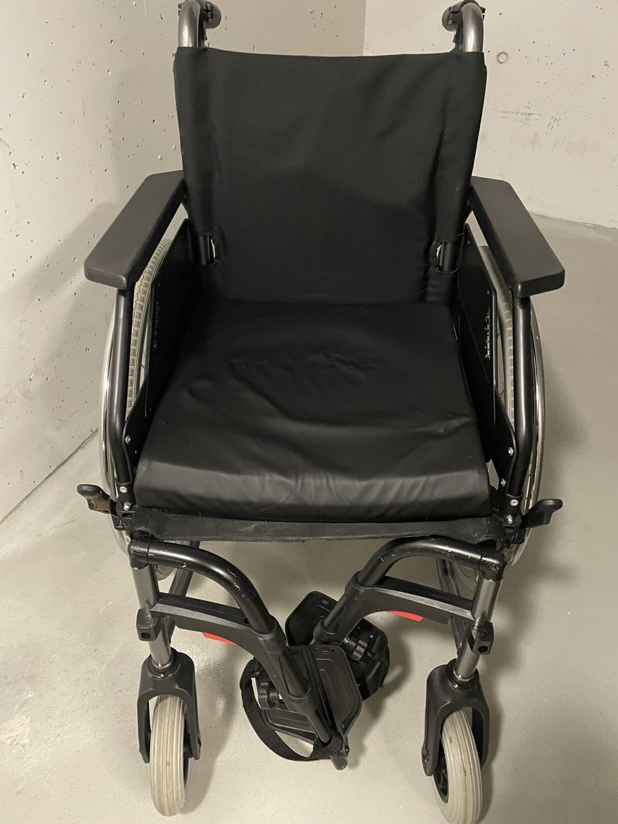 Sedie a rotelle: Sedia a rotelle,marca Dietz,colore nero – Usato da Gordola venduto da ven_hk7f 3