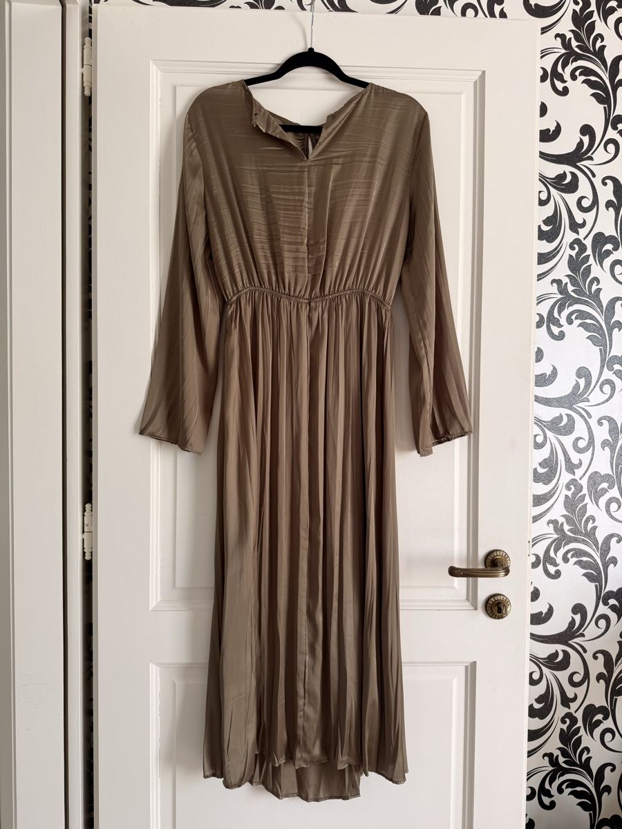 Zara Vestiti: Zara Olive Green Dress  – Usato da Corsier-sur-Vevey venduto da Kristina.Nova 2