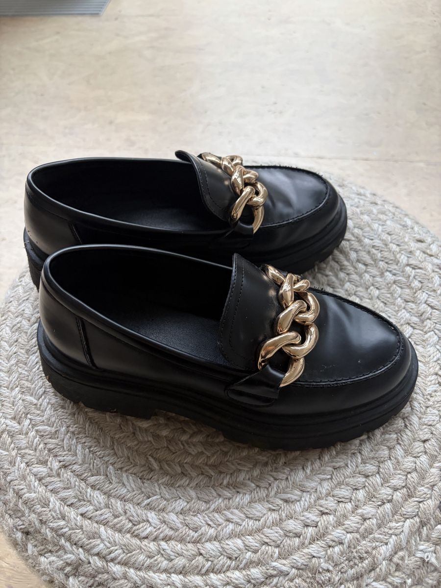 Damenschuhe: Black Loafers, Gold Details, 37 – Gebraucht aus Zürich von alg_qd2y