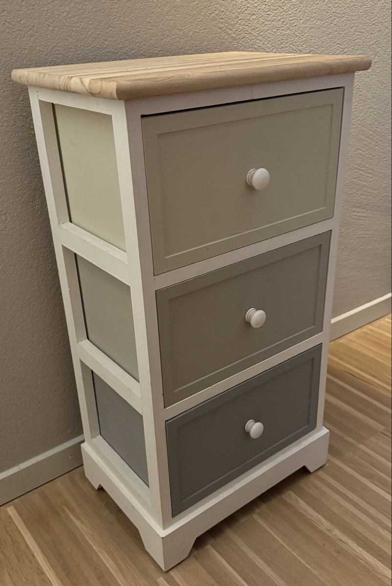 Comodini: Rustic Wooden 3-Drawer Unit / Nightstand / Side Table – Usato da Jona venduto da amy_pjw 2