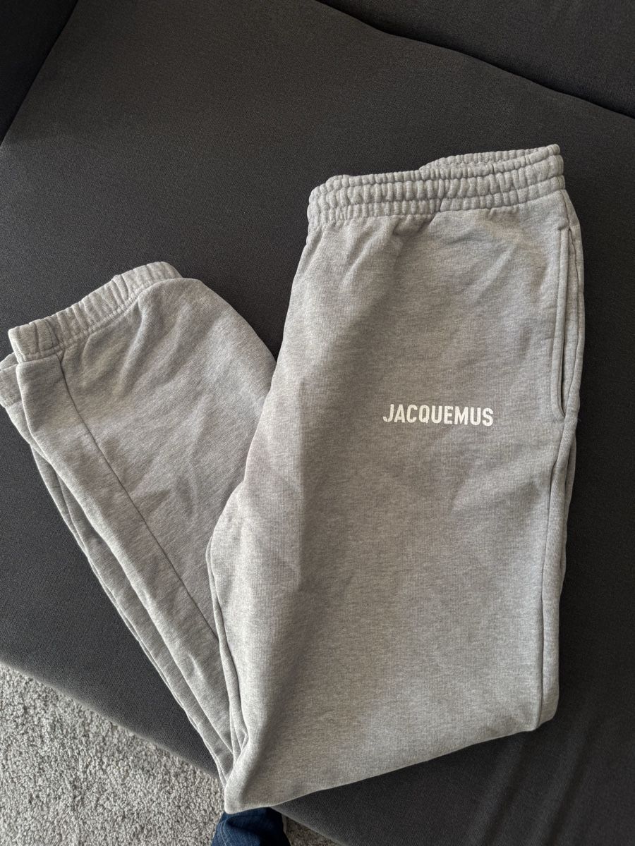 Jacquemus Pantalons: Jogging gris Jacquemus  – D'occasion à Genève par pre_9tyc