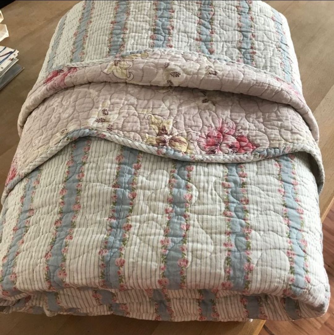 Coperte: Tagesdecke mit Rosenmuster  – Nuovo (secondo la descrizione) da Weggis venduto da bdrm48