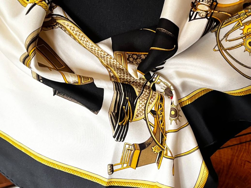 Hermès Foulards, Tücher & Schals: HERMES Halstuch, Seide , 85x85cm – Gebraucht aus Zürich von livifloli 1