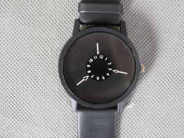 Armbanduhr mit inversen Zeigern (Neu)