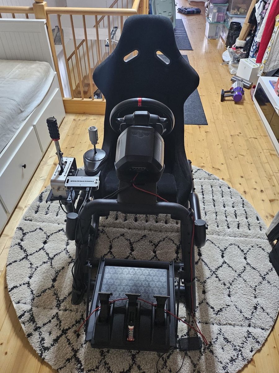 Oplite Stühle: Racing Stuhl inkl. Thrustmaster Lenkrad, Pedalset, Shift – Gebraucht aus Horgen von schalina19