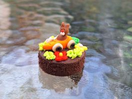 Handmade Hase im Rüebliauto Kuchen