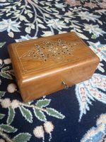 Schmuckschatulle aus Holz mit Einlage und Schloss, Intarsien
