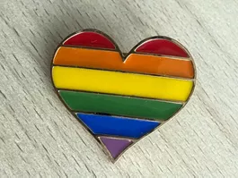 Pin Herz Regenbogenfarben