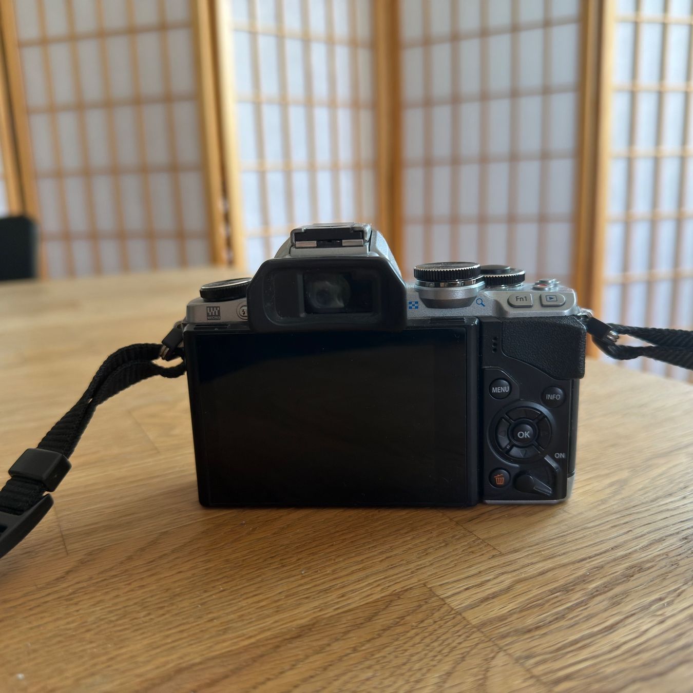 Olympus Fotocamera: Olympus OM-D E-M10 Kit (Mark I) mit Objektiv – Usato da Zürich venduto da gohtsno 2