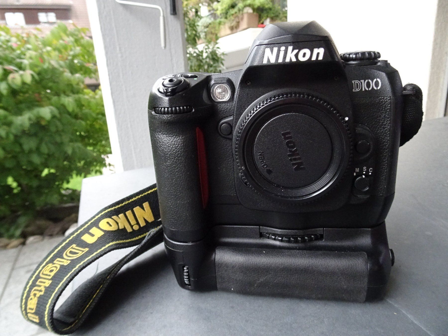 Fotocamera: Nikon D 100 mit Batterie-Griff, 4 Akkus – Usato da Aadorf venduto da Chnorli-Furz 1