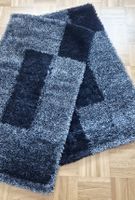 2 tapis à poils longs, noir/gris
