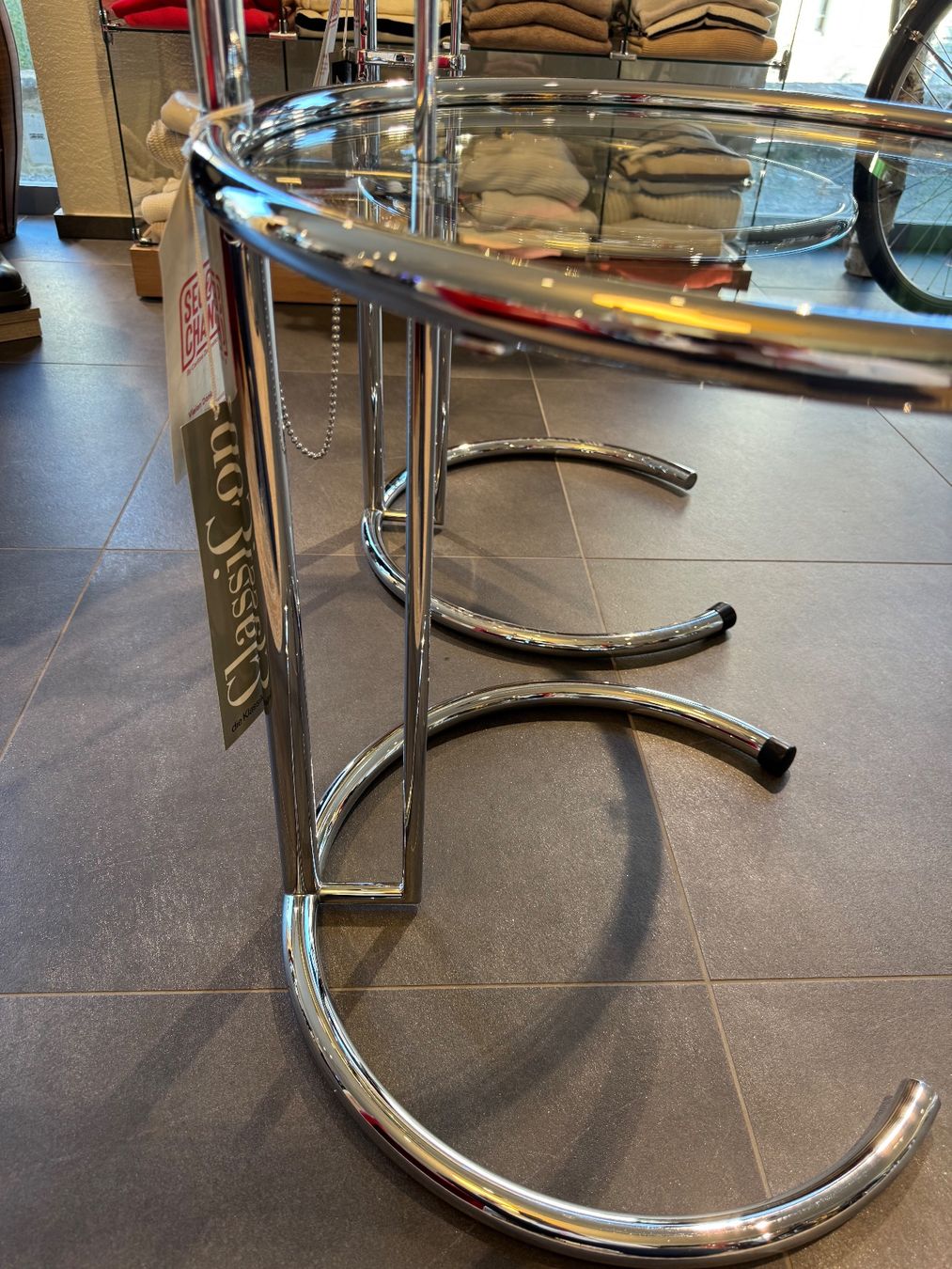 Set di tavolo e panche: 2x ClassiCon E1027 Eileen Gray – Original Designklassiker – Usato da Sursee venduto da CAZS_Sursee 4
