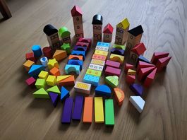 Bunte Sammlung von Holzbauklötzen