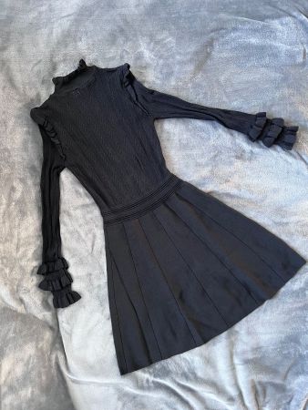 ZARA robe noire, taille S, manches longues à volants