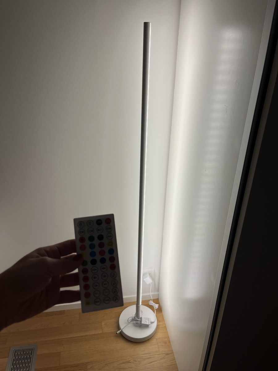 Lampes: Moderne LED Stehlampe mit Farbwechsel – D'occasion à Zürich par ufe_f5q5
