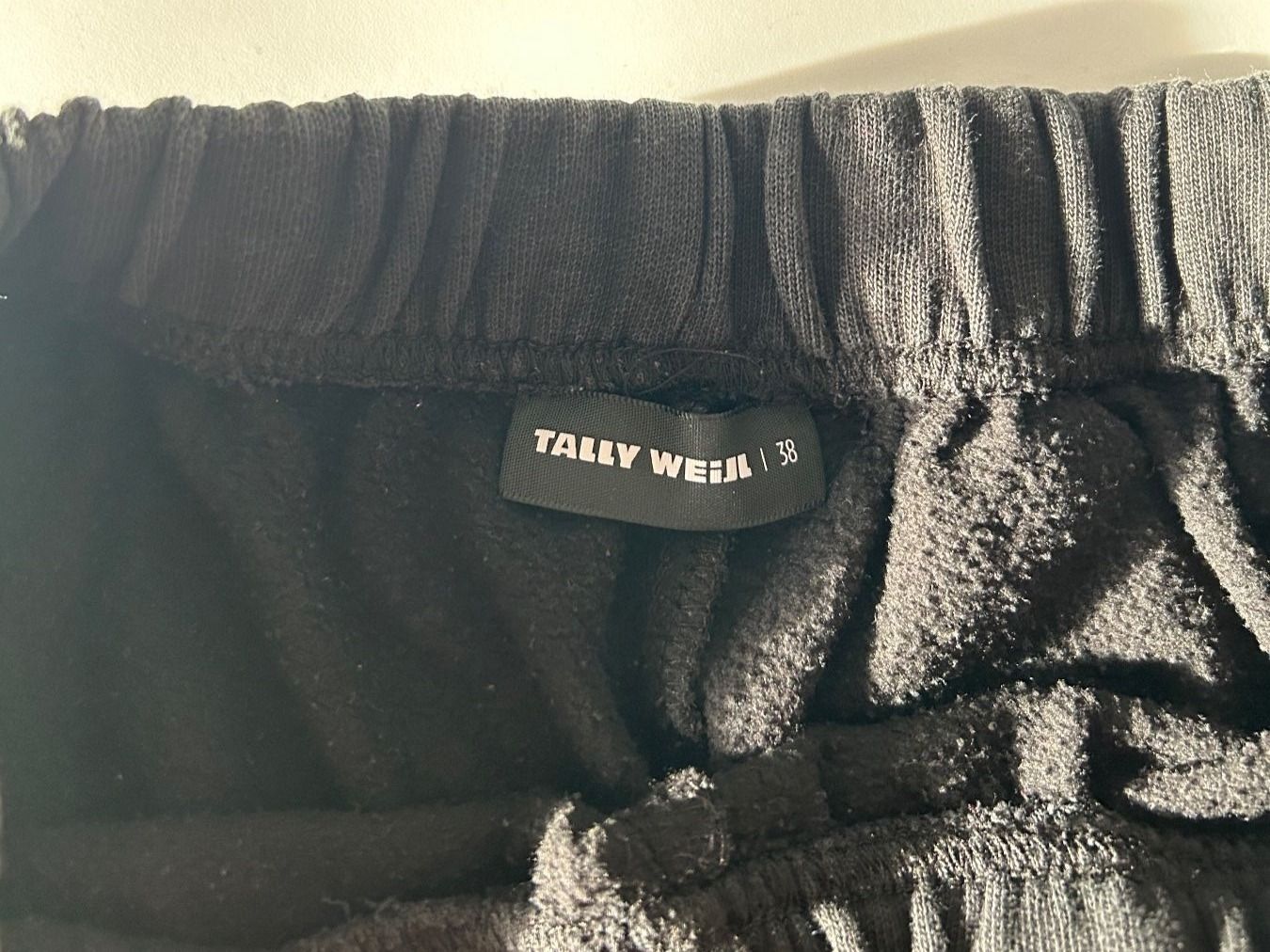 Pantaloni: Trainerhose schwarz mit Print – Nuovo (secondo la descrizione) da Frauenfeld venduto da isa_9cy7 2