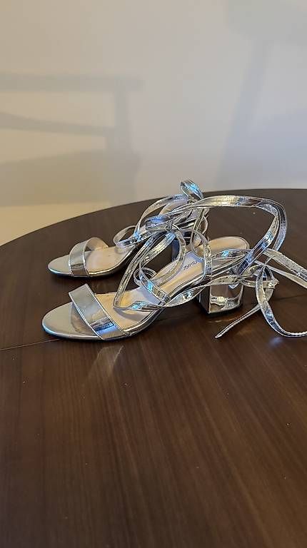 Damenschuhe: Sandalen mit Absatz, silber, 39 – Gebraucht aus Luzern von bar_v528