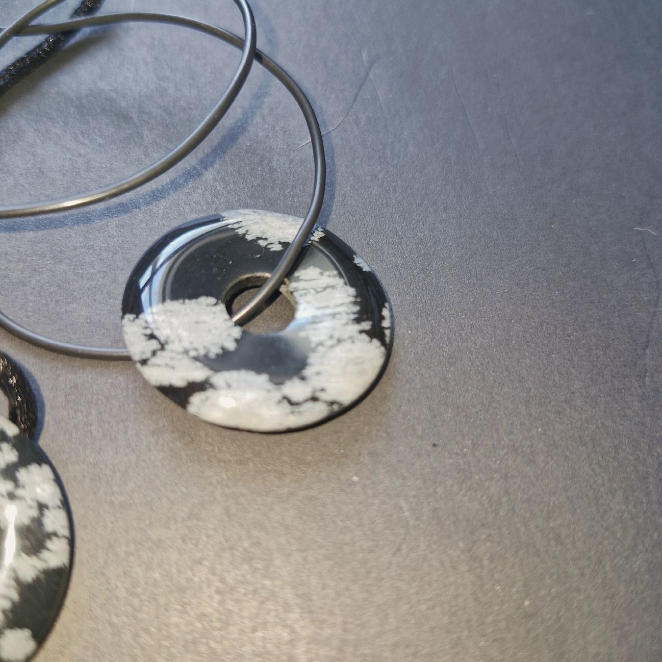 Autres bijoux: set de 2 colliers noir et blanc – D'occasion à Neuchâtel par yas_zdb7 2