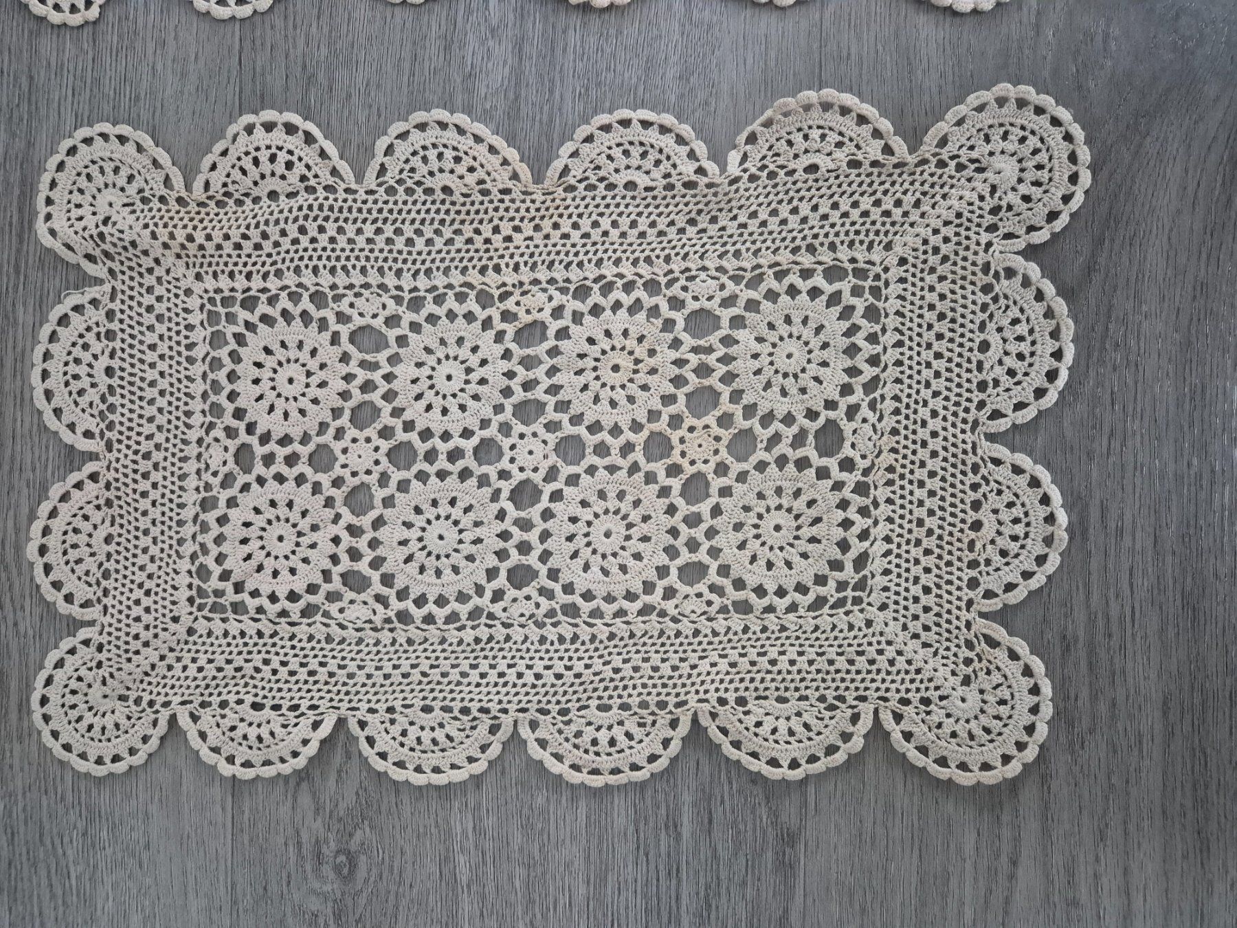 Tutte le decorazioni: Gehäkelte Deckchen, Tischsets, beige, 3 Stück, Vintage – Usato da Eglisau venduto da nicij79 1