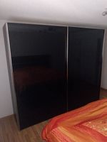 Hochwertiger Kleiderschrank mit Schwarzglas & Softclose
