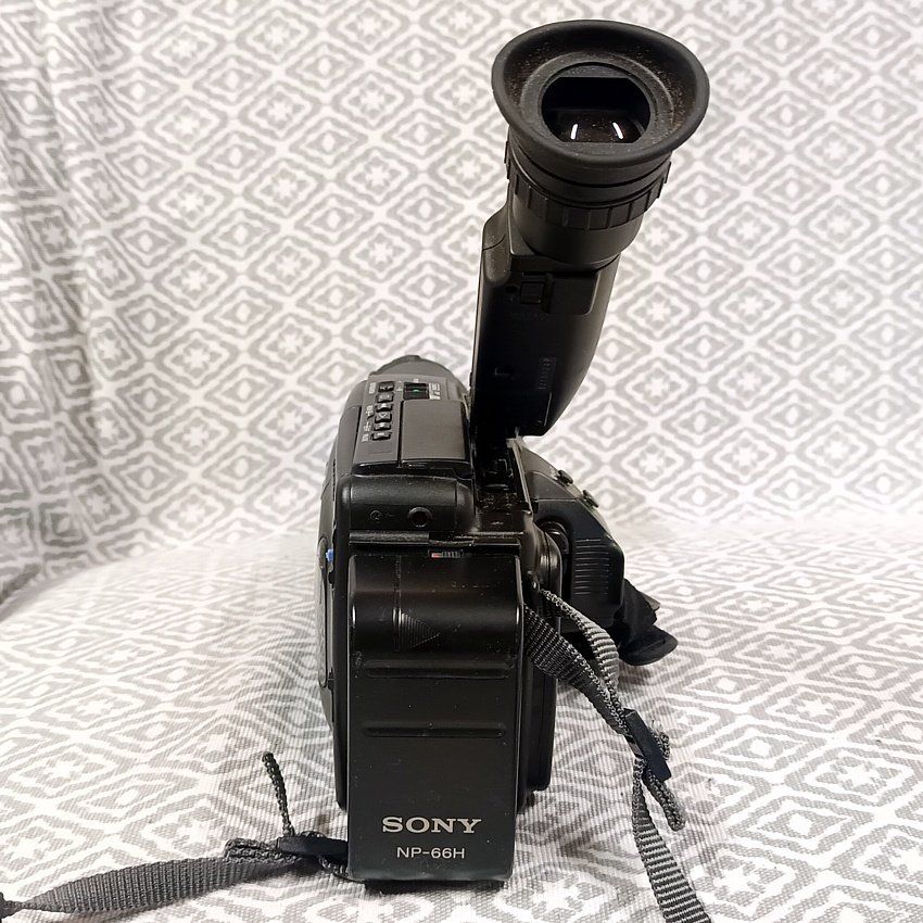 Sony Videocamere: Sony Videokamera VideoHI8 CCD-V701E – Difettoso da Münsingen venduto da The_1483 2