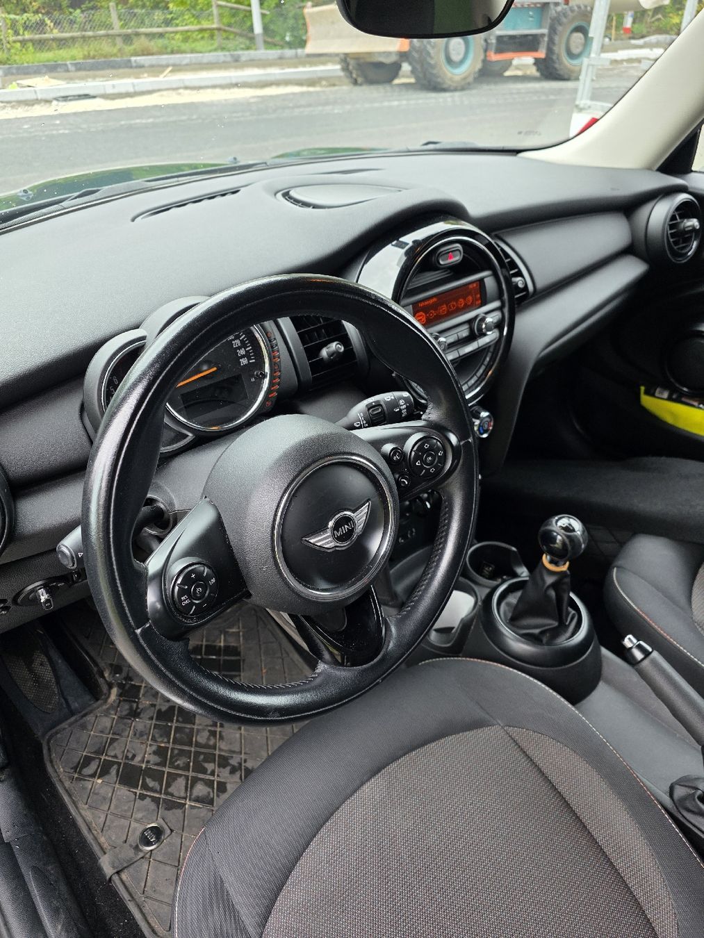 Mini Autos: MINI ONE 2016 / Eintauschfahrzeug willkommen – Gebraucht aus St. Gallen von SwissGroupImmobilien 2