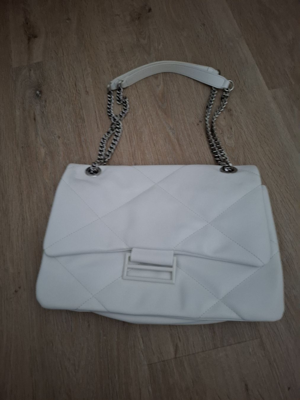 Borse da donna: Weisse Schultertasche mit Kette, gesteppt – Nuovo (secondo la descrizione) da Balzers venduto da 120490