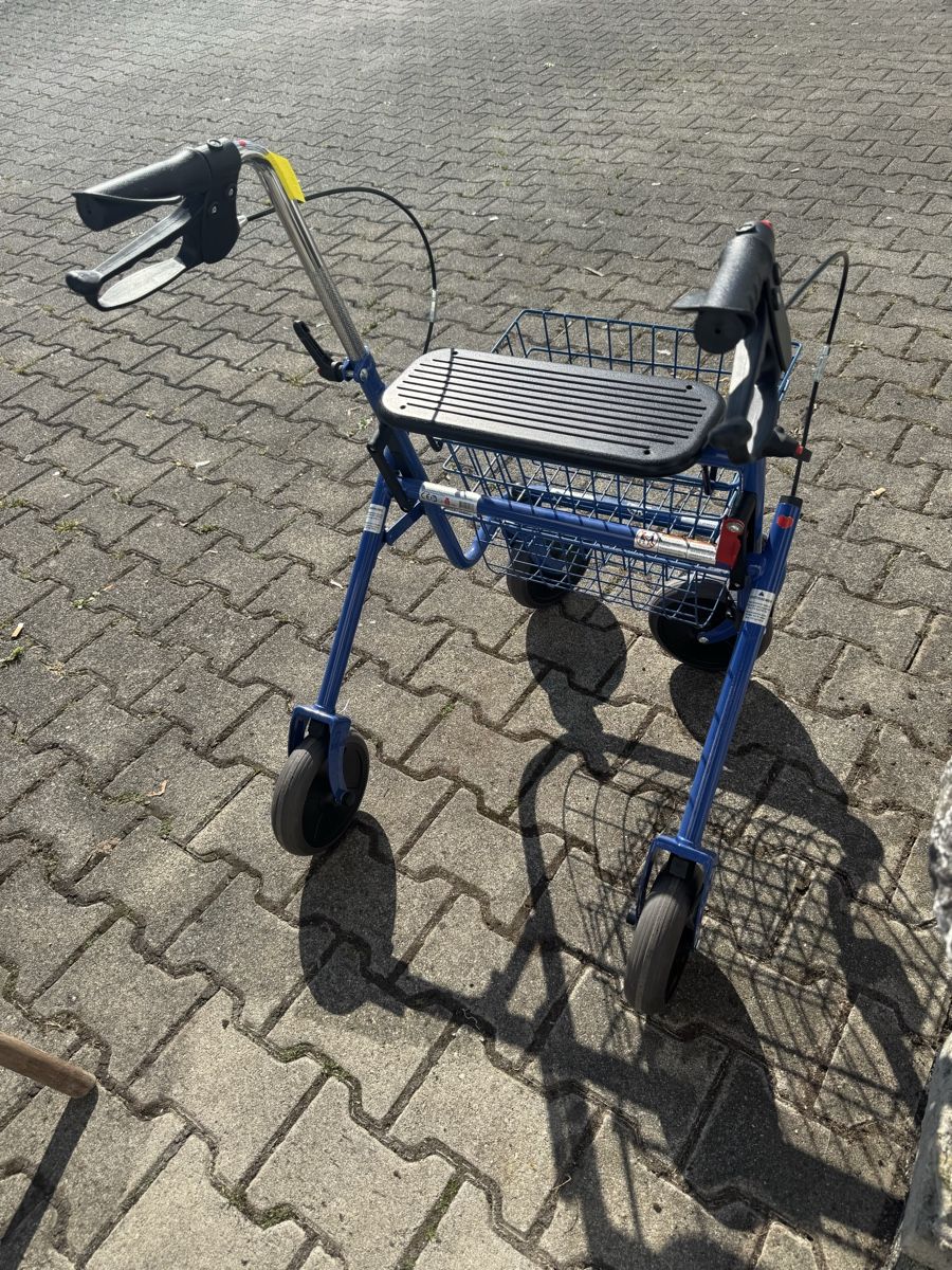 Gehhilfen: Rollator neuwertig Sitzfläche Bremsen Korb  – Gebraucht aus Frasnacht von Kulturpalast 6