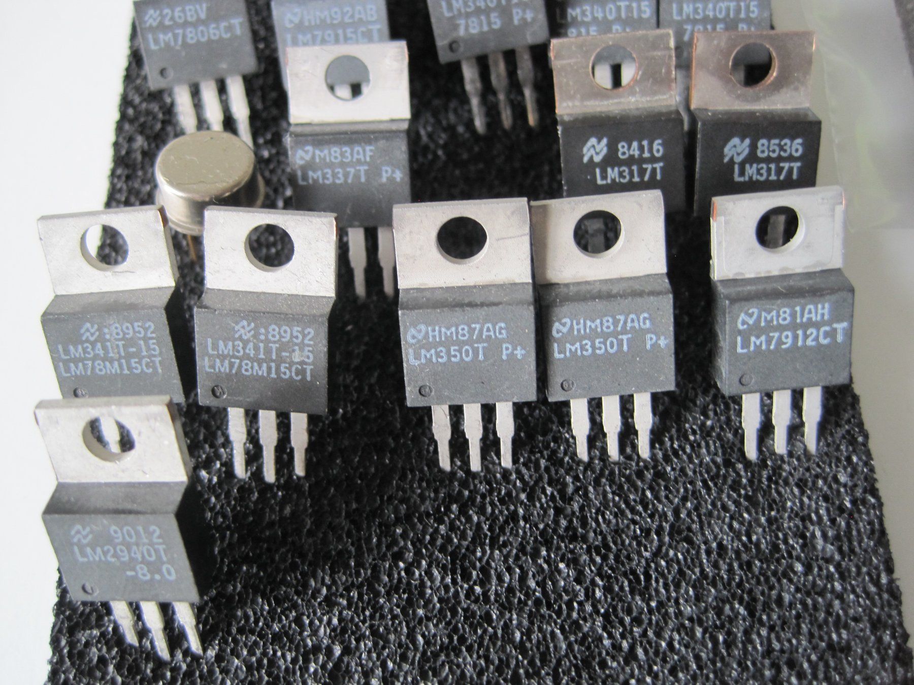 Elektronikbauteile: Grosse Menge Spannungsregler – Neu (gemäss Beschreibung) aus Dietwil von Jaenzi 1