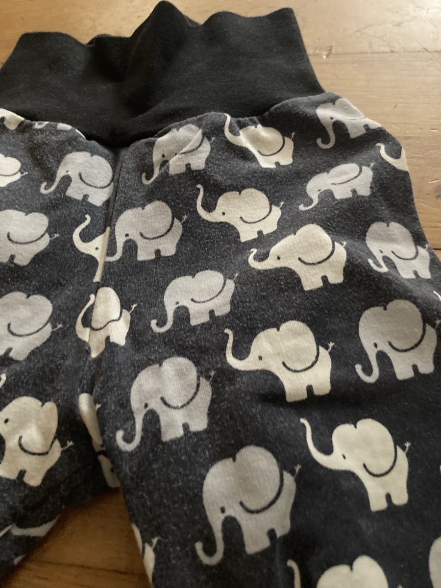 Pantaloni: Süsse Pumphose mit Elefantenmuster – Usato da Weinfelden venduto da sab_s5d9 2